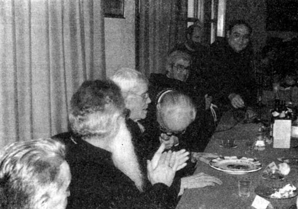 D. Miguel Roca besa las manos al P. Severino
