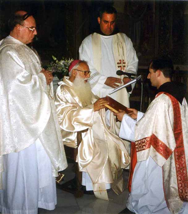 Recibe el libro de los evangelios